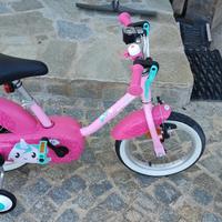 Bicicletta per bambina, con rotelle. 