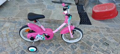 Bicicletta per bambina, con rotelle. 
