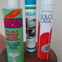 Flaconi deodorante e prodotti pulizia