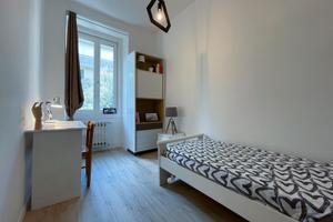 Luminosa stanza singola vicino al centro da ago