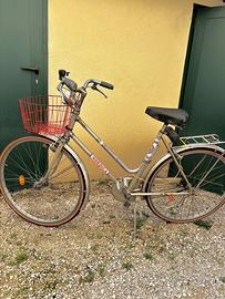 Bicicletta Nordica da donna con cestino rosso