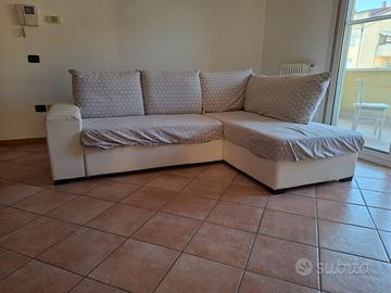 Divano a L chaise longue con carrello estraibile