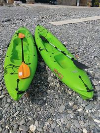 Coppia kayak completi di remi