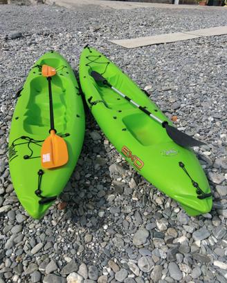 Coppia kayak completi di remi