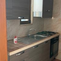 Cucina con elettrodomestici