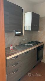 Cucina con elettrodomestici