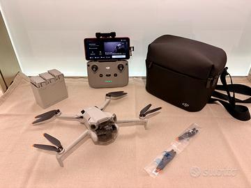 DJI Mini 4 Pro - Fly More Combo (con DJI RC-N2)