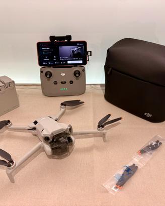 DJI Mini 4 Pro - Fly More Combo (con DJI RC-N2)