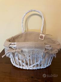 Cesto bianco in vimini con pizzo
