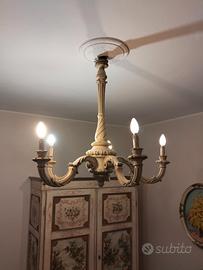 Lampadario in legno scolpito