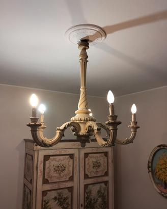 Lampadario in legno scolpito