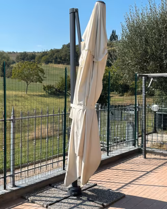Ombrellone e dondolo da giardino