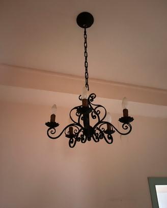Lampadario in ferro battuto