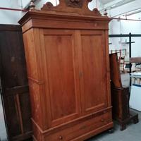 Armadio in legno con simboli melograno