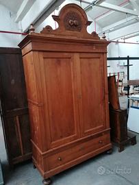 Armadio in legno con simboli melograno