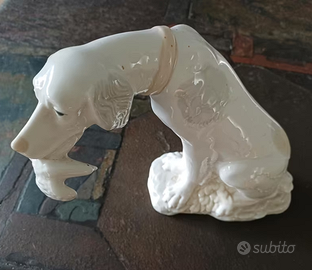 Statuetta in porcellana di un cane da caccia