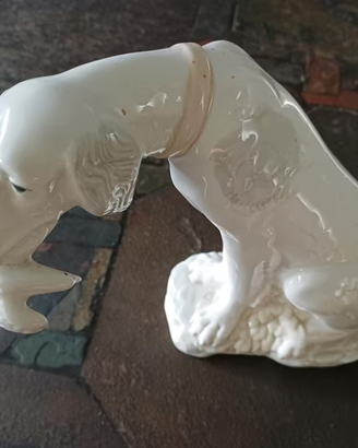 Statuetta in porcellana di un cane da caccia