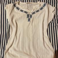 Camicetta estiva bianca con ricamo blu -stile boho