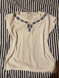 Camicetta estiva bianca con ricamo blu -stile boho