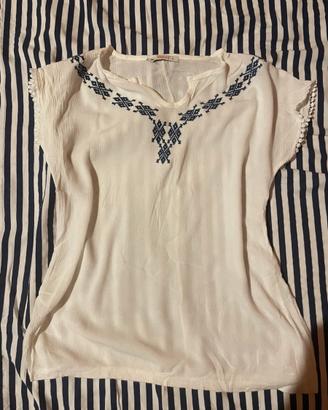 Camicetta estiva bianca con ricamo blu -stile boho