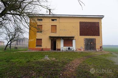Rustico / Casale di 859 m² con più di 5 locali e b