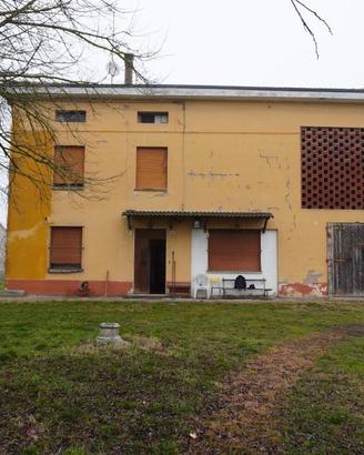 Rustico / Casale di 859 m² con più di 5 locali e b