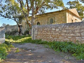 Rustico / Casale di 6392 m² con più di 5 locali a 