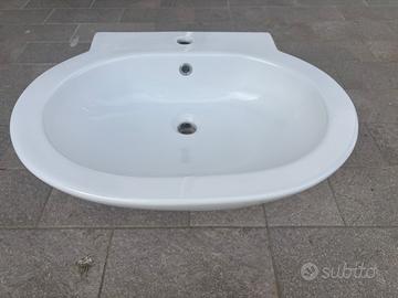 Lavandino a muro in ceramica