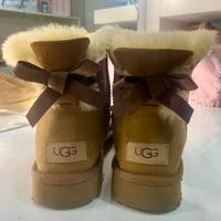 Ugg con fiocchetti