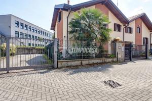 VILLETTA A SCHIERA DI TESTA CON GIARDINO, TAVERNA