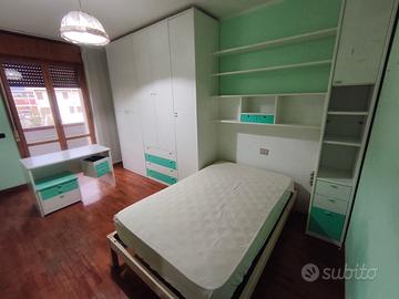 cameretta per ragazzi a ponte con scrivania