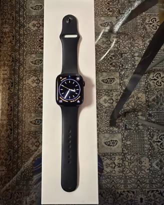 Apple Watch 8 (GPS) con confezione ed alimentatore