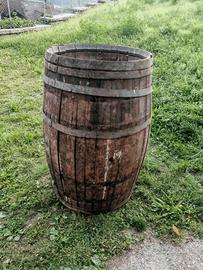 Botte antica in legno uso fioriera