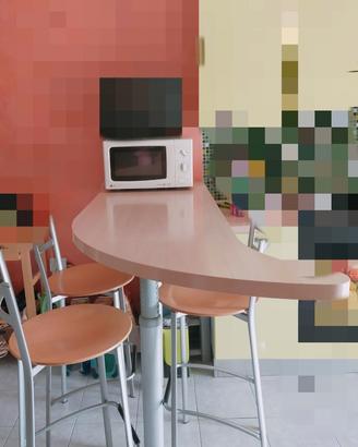 Tavolo penisola con 3 sgabelli