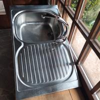 lavandino da cucina in acciaio con rubinetto 