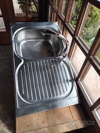 lavandino da cucina in acciaio con rubinetto 