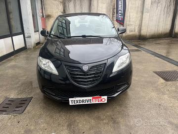 Lancia Ypsilon 1.2 69 CV 5 porte S Momodesign