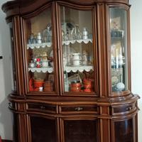 Vetrina in legno massello con ante in vetro – Eleg