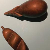 Scultura Frutto in metallo e pietra 