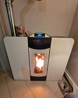 Stufa a pellet idro stretta kalor quadra 16k
