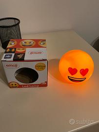 Lampada Emoji “occhi a cuore”