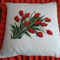 Cuscino tulipani lavorato a punto croce.