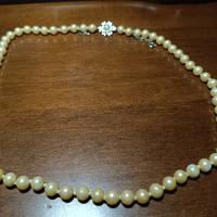Collana con perle finte e chiusura vintage