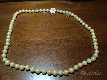 Collana con perle finte e chiusura vintage