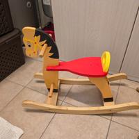 Cavallo a dondolo in legno
