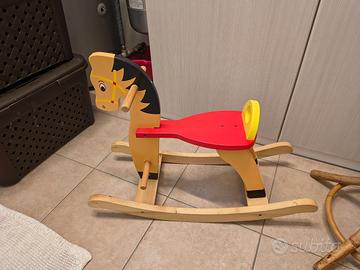 Cavallo a dondolo in legno