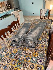 Jeans  strappati. Uomo