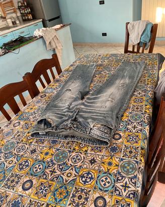 Jeans  strappati. Uomo