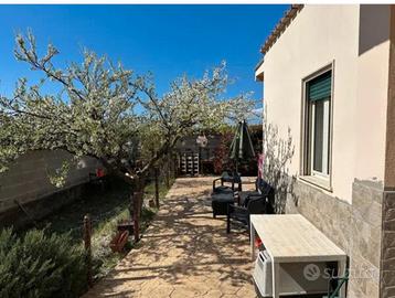 Villetta bifamiliare con grande giardino privato