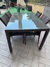 Tavolo in rattan con 4 sedie